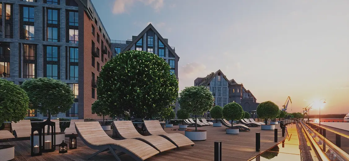 Лежаки на фоне дома